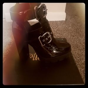 Size 9 me too bootie with buckles